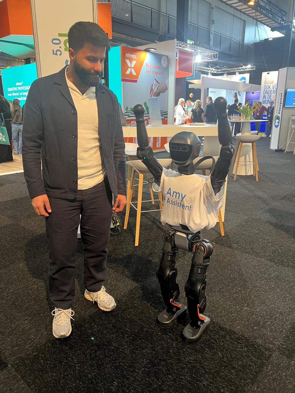 Nawid Zarin bij een robotassistent op de Dental Expo